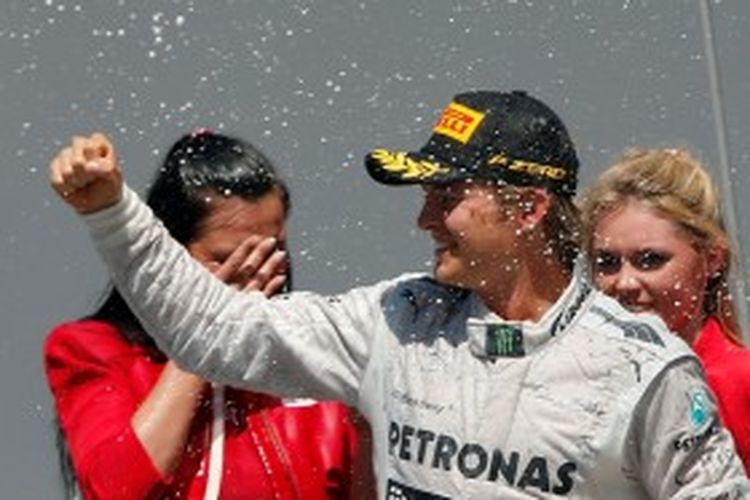 Pebalap Mercedes asal Jerman, Nico Rosberg, merayakan kemenangannya pada GP Inggris di Sirkuit Silverstone, Minggu (30/6/2013).