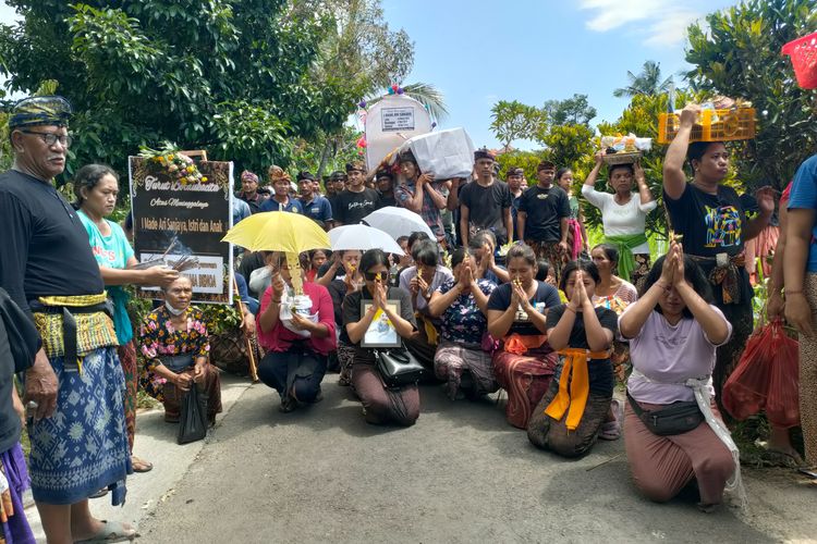 Prosesi upacara pemakaman tiga korban kebakaran, Jumat (10/5/2024) di Kuburan Desa Adat Bontihing, Kecamatan Kubutambahan, Kabupaten Buleleng, Provinsi Bali.