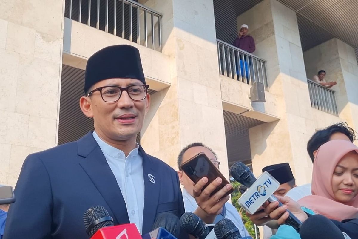 Menteri Pariwisata dan Ekonomi Kreatif (Menparekraf) RI Sandiaga Uno usai melaksanakan shalat Idul Fitri di Masjid Istiqlal, Jakarta, Sabtu (22/4/2023).