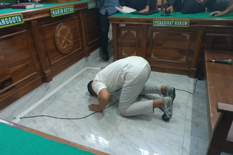 AKBP Achiruddin sujud syukur setelah divonis bebas dalam kasus dugaan penimbunan solar ilegal di Pengadilan Negeri Medan, Sumatera Utara, Senin (30/10/2023).