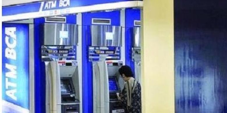 Ilustrasi: Pengunjung sedang melakukan transaksi di ATM BCA, kode bank BCA 