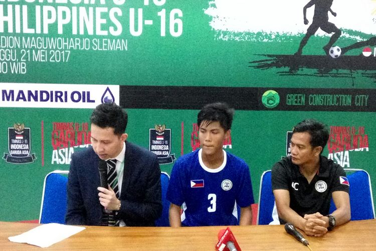 Pelatih Timnas Filipina U-16 Chieffy Caligdong dan Kapten Timnas Filipina U-16, Miguel Basmayor, saat jumpa pers usai pertandingan melawan Timnas Indonesia U-16.