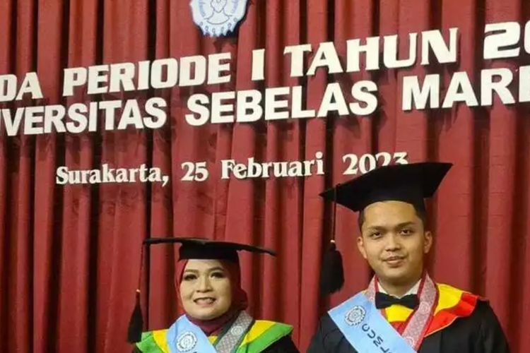 Ibu dan anak meraih gelar S3 atau doktor bersama di Universitas Sebelas Maret (UNS) Surakarta.