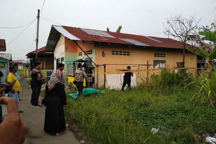 Suasana saat polisi memasang garis polisi di rumah kontrakan Rabbial dan istrinya, Dewi di Gang Melati, Kelurahan Tanah 600, Kecamatan Medan Marelan, Rabu sore tadi (13/11/2019).