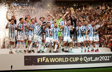 Timnas Argentina saat memenangkan trofi Piala Dunia 2022. Timnas Argentina dijadwalkan melakoni tur Asia untuk beruji coba melawan timnas Australia dan timnas Indonesia pada Juni 2023 mendatang.