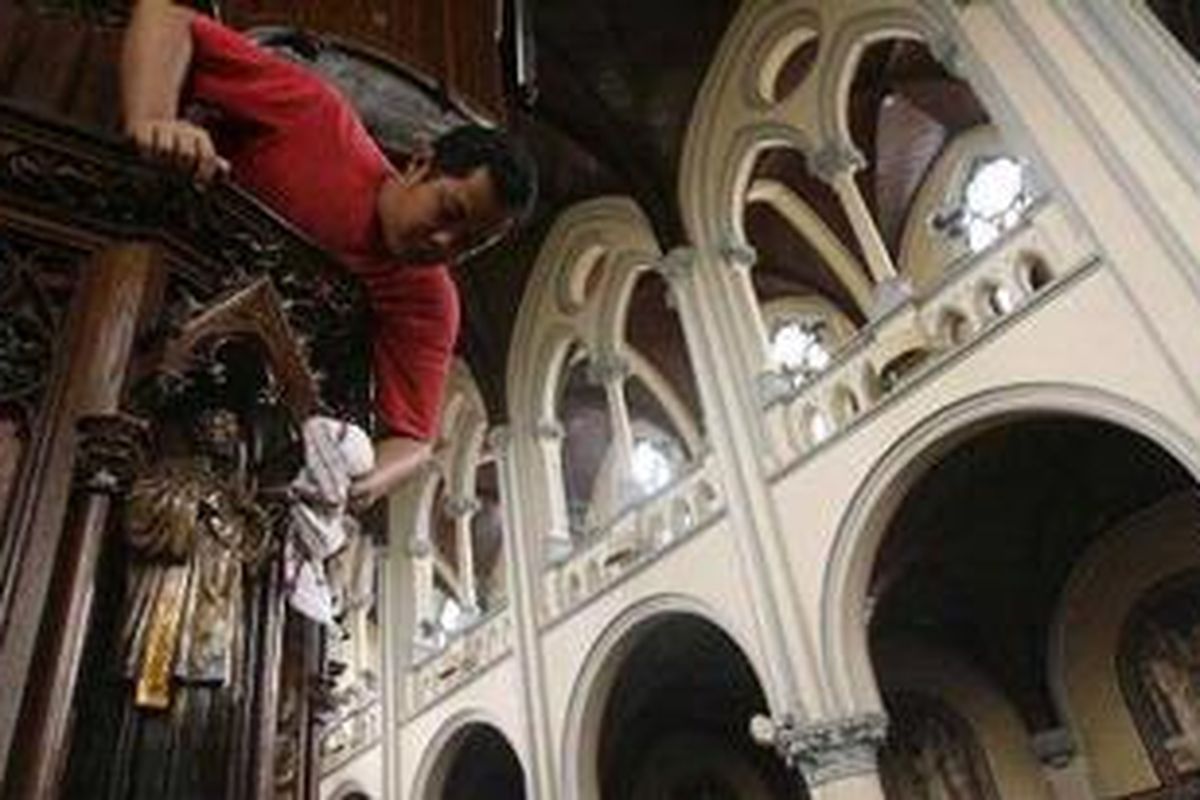 Panitia perayan natal mempersiapkan dekorasi natal dan membersihkan seluruh ruangan gereja Katedral Jakarta, Senin (20/12/2010). Mendekati Hari Raya Natal tahun 2010 gereja Katedral mulai berbenah dan unuknya seluruh dekorasi berasal dari bahan daur ulang termasuk pohon natal dari botol bekas. 