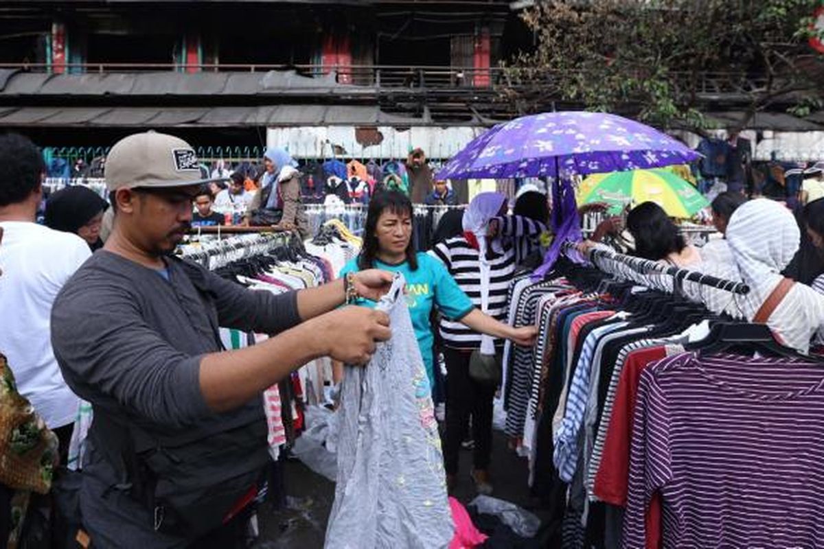 Para pedagang Pasar Senen berjualan kembali di trotoar depan Pasar Senen yang terbakar di Jakarta Pusat, Senin (23/1/2017). Pasca-kebakaran para pedagang menjual murah barang dagangannya untuk menarik pembeli.