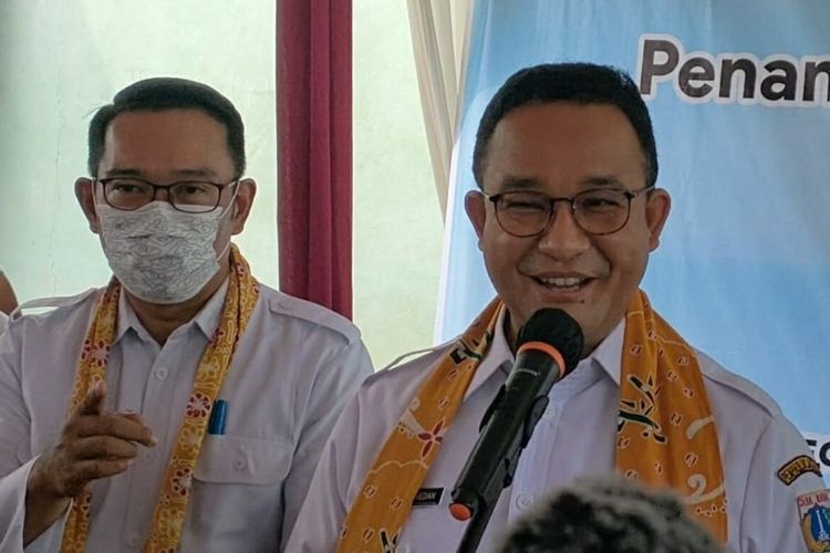 Gubernur DKI Jakarta Anies Baswedan bersama Gubernur Jabar Ridwan Kamil di Sumedang. AAM AMINULLAH/KOMPAS.com