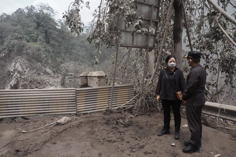 Ketua DPR Puan Maharani dalam kunjungan kerja ke Kabupaten Lumajang, Jawa Timur, untuk meninjau lokasi pengungsian warga terdampak erupsi Gunung Semeru, Senin (20/12/2021).