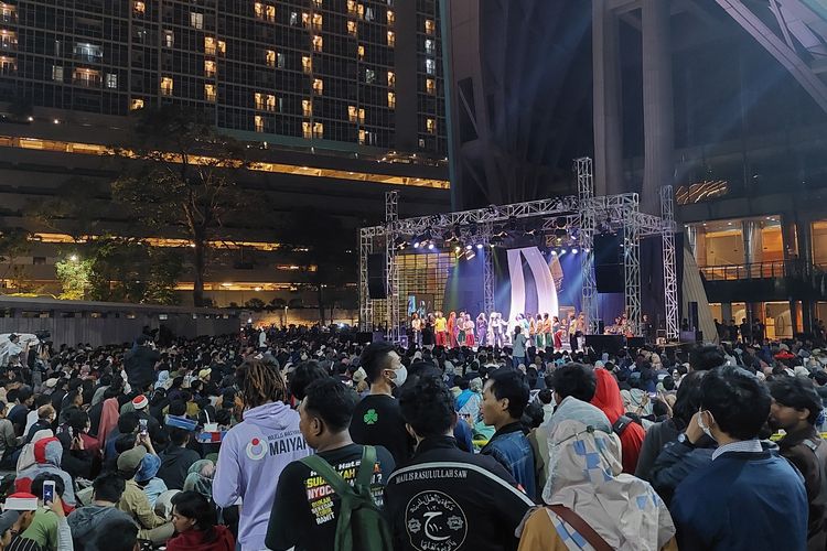 Pertunjukan teater Waliraja-Rajawali di Plaza Teater Besar, Taman Ismail Marzuki (TIM), Cikini, Jakarta, ditonton ribuan penonton, pada Sabtu (13/8/2022) malam.