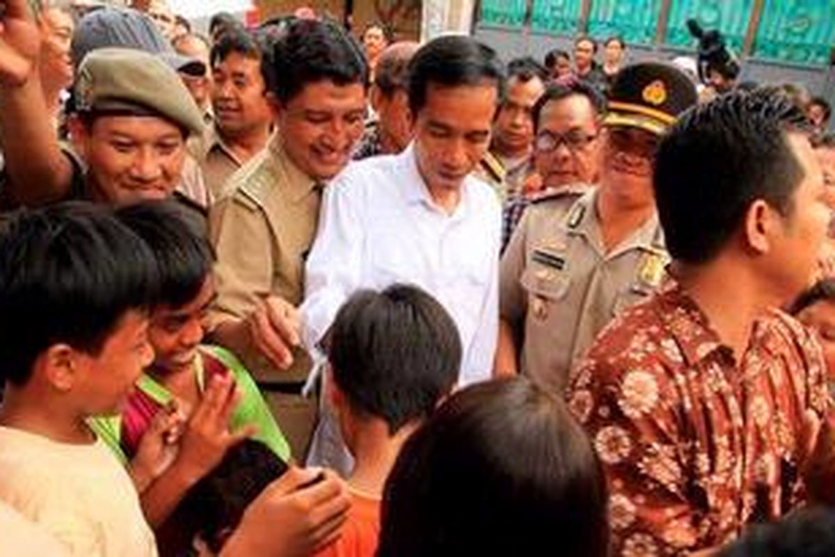 Warga Kelurahan Pademangan Timur, Kecamatan Pademangan, Jakarta Utara mengerumuni Gubernur DKI Jakarta Joko Widodo yang berkunjung ke wilayahnya, Selasa (16/10/2012). Sejumlah warga berharap pemimpin barunya menyelesaikan masalah kemacetan, banjir, dan pelayanan publik. 