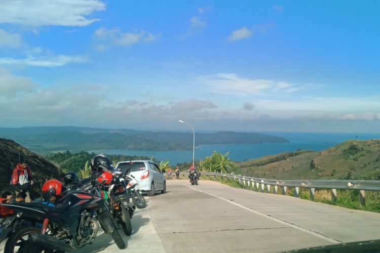 Perjalanan menuju Geopark Ciletuh, yang penuh kelokan, turunan, dan tanjakan curam, Sabtu (23/6/2018).