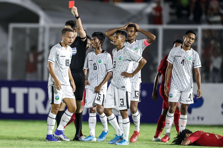 Pemain timnas Timor Leste  U-19, mendapatkan kartu merah saat melawan timnas Indonesia U-19 pada laga babak kualifikasi grup K Piala Asia U-19 2020 di Stadion Madya Gelora Bung Karno, Senayan, Jakarta, Rabu (6/11/2019). Pertandingan timnas U-19 Indonesia vs Timor Leste berakhir dengan skor 3-1.