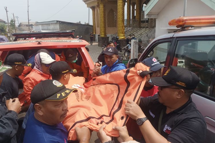 Jenazah pendaki Gunung Arjuno, Yodeka Kopaba (21) saat dievakuasi menuju Rumah Sakit Bhayangkara Hasta Brata.