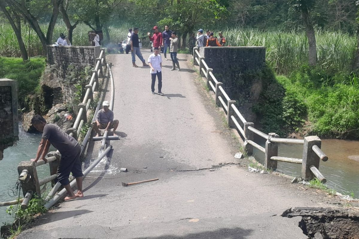 Jembatan Sungai Lembu ambrol memutus akses tiga desa di Banyuwangi. 