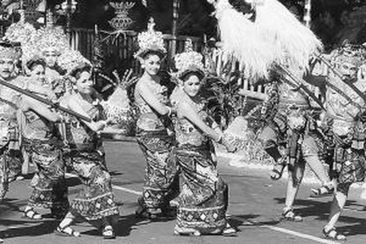 Sejumlah seniman menggelar pawai seni dan budaya pada pembukaan Pesta Kesenian Bali XXXVI, di depan Monumen Perlawanan Rakyat Bali Badjra Sandi, Denpasar, Jumat (13/6/2014). Pawai tersebut dihadiri Presiden Susilo Bambang Yudhoyono beserta Ny Ani Yudhoyono serta sejumlah menteri. Pesta tahunan ini menggelar beragam seni dan budaya Bali pada 13 Juni-12 Juli 2014.