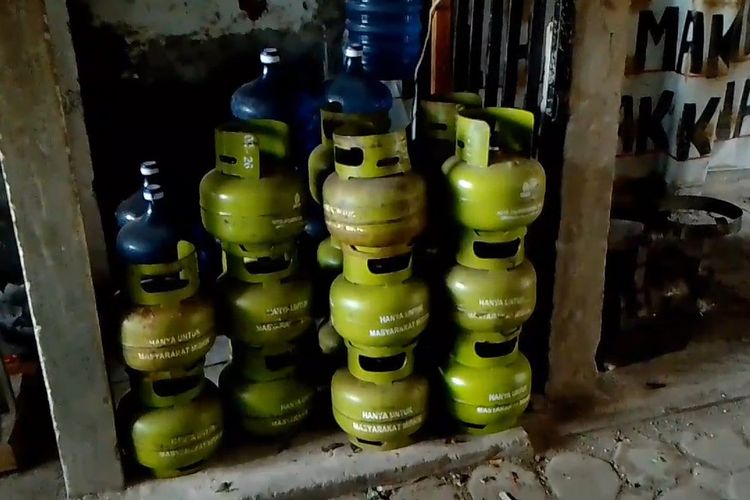 Sejumlah tabung gas ukuran 3 kilogram kosong berjajar di salah satu pangkalan di kecamatan Cileunyi, Kabupaten Bandung, Jawa Barat, Selasa (4/2/2025)
