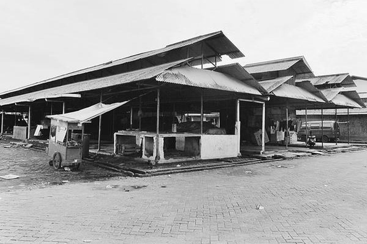 Ratusan kios di lokasi binaan usaha kecil di Jalan Lingkungan III, RT 15 RW 3, Tegal Alur, Kalideres, Jakarta Barat, terbengkalai. Hanya dua dari 200 kios yang tersedia  dimanfaatkan untuk berdagang, Rabu (2/1) siang.