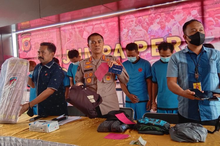 Kabidhumas Polda Jabar Kombes Ibrahim Tompo tengah memperlihatkan barang bukti pencuri kain wooven di salah satu gudang di Bandung. Kerugian capai 1 Miliar.