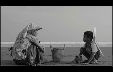 Sekar Sari dan Bintang Timur Widodo dalam film Siti (2014).Tayang di Klikfilm.