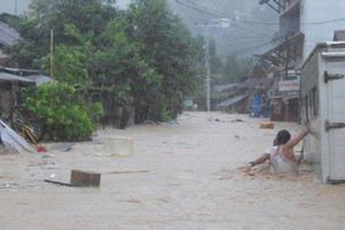 Banjir menerjang sejumlah kawasan di Kota Ambon, Rabu (1/8/2012). Banjir mengakibatkan,ribuan rumah warga terendam serta melumpuhkan aktivitas warga di sejumlah kawasan di KotaAmbon. 
