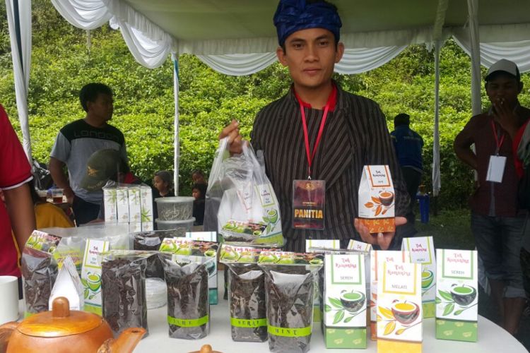 Pengelola UKM menunjukkan teh tradisional asal Kemuning yang sudah dikemas dan siap dijual di Festival Teh di Desa Kemuning, Kecamatan Ngargoyoso, Kabupaten Karanganyar, Jawa Tengah, Minggu (12/11/2017).