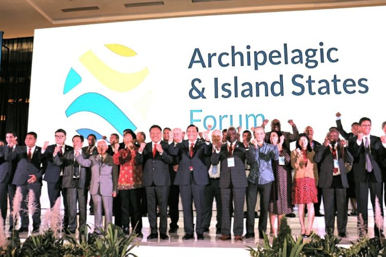 Dua puluh negara pulau dan kepulauan menghadiri The Archipelagic and Island States Forum (AIS) yang membahas inisiatif mitigasi perubahan iklim serta perlindungan laut di Manado.