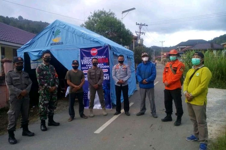 Tim Satgas Covid-19 saat menjaga pintu masuk menuju Desa Pungut Hilir dan memberlakukan PPKM selama 14 hari karena 32 orang di desa tersebut dinyatakan positif