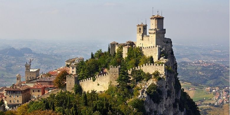 Benteng Guaita di puncang Gunung Titano, San Marino. Negeri kecil di Italia ini merupakan republik tertua di dunia.