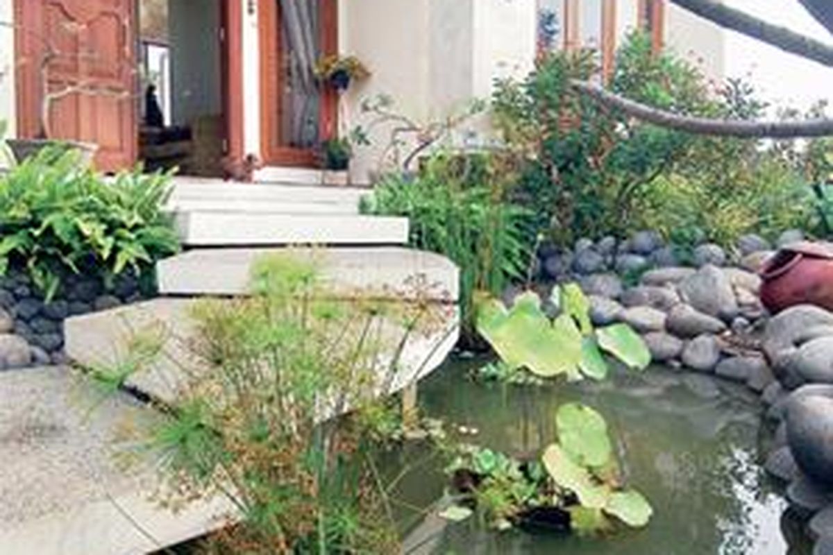 Desain kolam yang alami dan penggunaan tanaman yang tepat akan memperindah selasar.