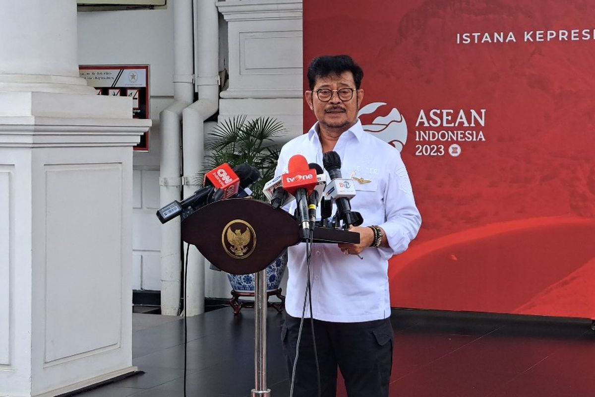 Menteri Pertanian Syahrul Yasin Limpo memberikan keterangan pers seusai rapat terbatas di Istana Kepresidenan, Jakarta, Jumat (24/2/2023). 