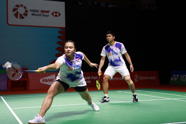 Praveen Jordan/Melati Daeva Oktavianti saat bertanding pada babak 16 besar Indonesia Open 2021 di Bali International Convention Centre, Kamis (25/11/2021).