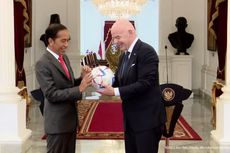 Jokowi Dapat Jersei hingga Bola Piala Dunia dari Presiden FIFA