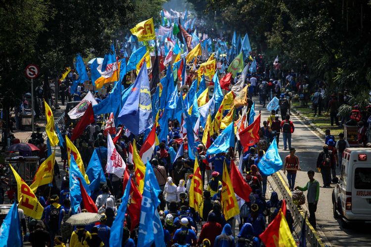 Buruh merayakan hari buruh internasional atau May Day dengan berunjuk rasa di sekitar Patung Kuda Monas, Jakarta Pusat, Selasa (1/5/2018). Tuntutan utama mereka yaitu meminta pemerintah mencabut Peraturan Pemerintah Nomor 78 Tahun 2015 tentang Pengupahan serta konsisten memberantas korupsi, meningkatkan subsidi untuk rakyat, khususnya di bidang pendidikan, kesehatan, energi, perumahan, dan transportasi, serta berkomitmen mewujudkan reforma agraria.