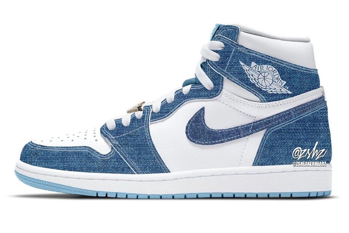 Air Jordan 1 berbalut warna putih dan biru berbahan denim dengan tambahan logo di bagian collar.