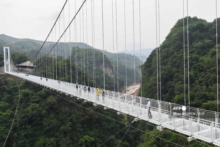 Jembatan Bach Long di Vietnam, calon jembatan kaca terpanjang di dunia.