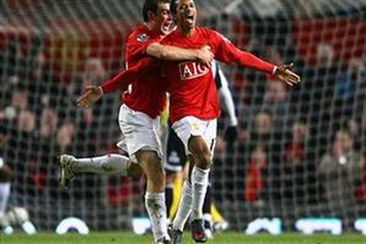 Gelandang Manchester United Nani (kanan) merayakan gol pembuka ke gawang Derby County pada leg kedua semifinal Piala Liga, Selasa (20/1). MU menang 4-2 (agregat 4-3) dan maju ke final.