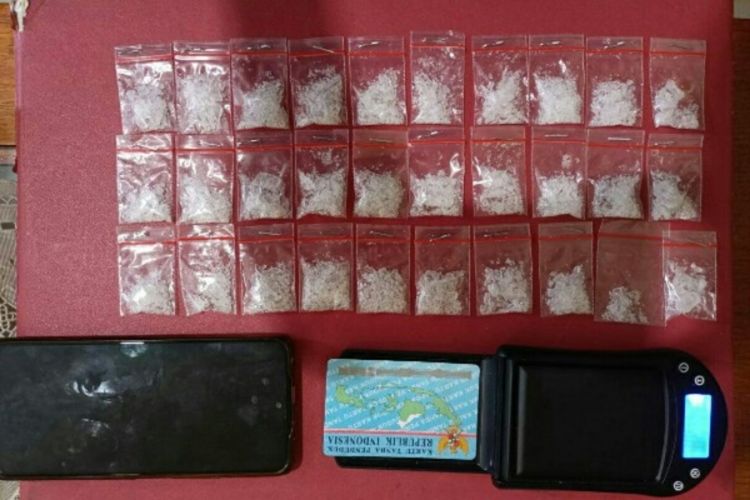 Barang bukti berupa 30 paket diduga sabu dan satu buah timbangan diamankan di Polresta Manado.