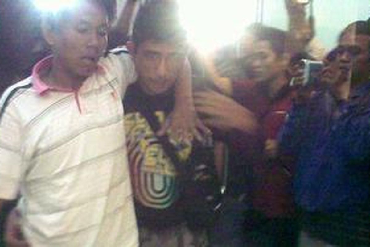 MSD, tersangka kasus pemerkosaan dan perampokan terhadap R (35) pada 14 Desember 2011 lalu. MSD pada saat itu melakukan pelecehan seksual dan merampok R. Dia ditangkap Selasa (27/12/2011) di Pematang Siantar, Sumatera Utara.