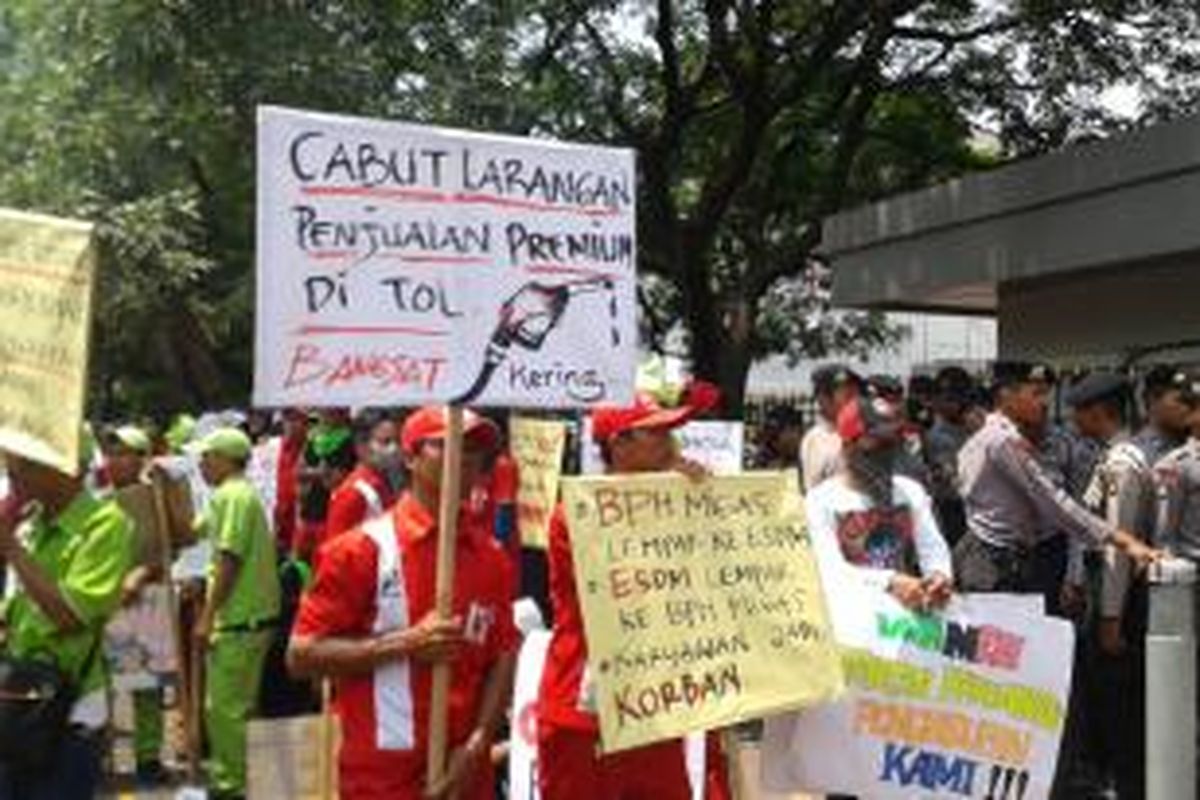 Kelompok Pekerja Rest Area berunjuk rasa di depan kantor Kementerian ESDM, Jalan Medan Merdeka Selatan, Senin (22/9/2014). Mereka menuntut agar pelarangan penjualan premium di tol dibatalkan.