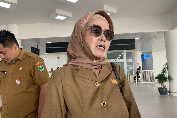 Kepala Dinas Pariwisata Provinsi Sumatera Barat, Lila Yanwar, saat ditemui Kompas.com di Bandara Internasional Minangkabau usai menyambut peserta Familiarization Trip Kementerian Pariwisata RI bersama Travel Agent Malaysia ke Sumatera Barat, Senin (27/10/2025).