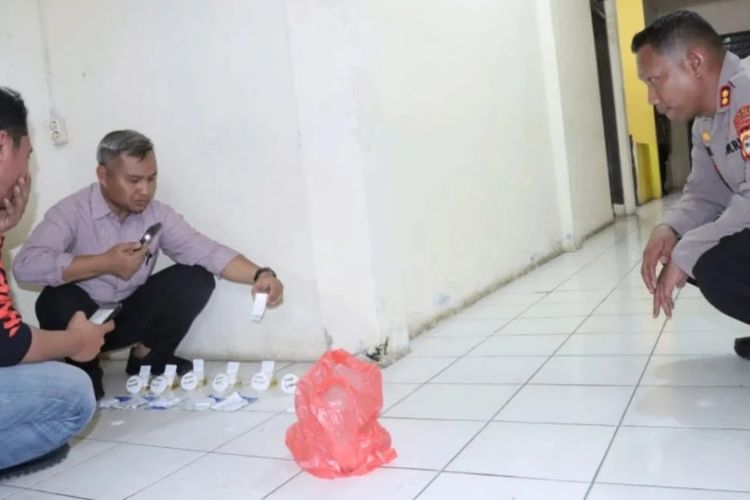 Polres Toraja Utara, Sulawesi Selatan melakukan tes urin bagi personel Satuan reserse Narkoba untuk mengetahui ada atau tidak personel yang mengkonsumsi narkotika, Rabu (22/2/2023)