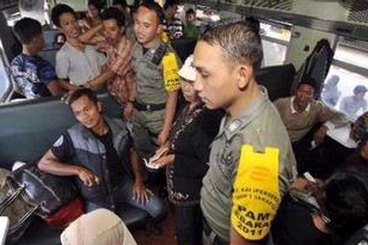 Polisi khusus kereta api merazia penumpang di dalam gerbong kereta api ekonomi Gaya Baru Malam tujuan Stasiun Gubeng (Surabaya) yang akan berangkat dari Stasiun Kota, Jakarta, Rabu (24/8/2011). Dalam razia banyak dijumpai penumpang tanpa tiket ataupun penumpang dengan tiket yang tanggal keberangkatan belum waktunya sehingga terpaksa diturunkan. 