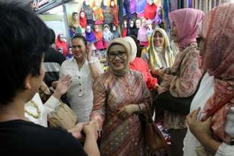 Istri bakal cawapres dari poros PDIP, Mufidah Jusuf Kalla (tengah) berbelanja busana di salah satu pusat perbelanjaan di Tanah Abang, Jakarta Pusat, Senin (26/5/2014). Mufidah yang ditemani oleh Istri Ketua Umum Hanura, Uga Wiranto, dan pendiri serta pemilik Mustika Ratu, Mooryati Soedibyo ini berbelanja sekaligus menyapa pedagang dan pembeli. TRIBUNNEWS/HERUDIN