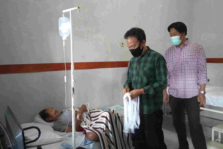 Ketua DPRD Jateng Bambang Kusriyanto membagikan masker di Klinik Anugerah