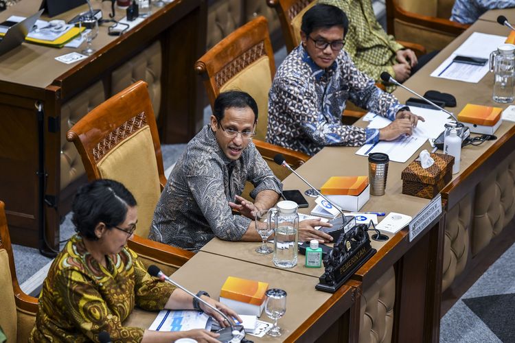 Menteri Pendidikan, Kebudayaan, Riset, dan Teknologi (Mendikbud Ristek) Nadiem Makarim (tengah) bersama Sekretaris Jenderal Kemendikbud Ristek Suharti (kiri) dan Direktur Jenderal Pendidikan Tinggi, Riset, dan Teknologi (Dirjen Diktiristek) Kemendikbud Ristek Abdul Haris (kanan) mengikuti rapat kerja dengan Komisi X DPR di Kompleks Parlemen, Senayan, Jakarta, Selasa (21/5/2024). Raker tersebut membahas kebijakan pengelolahan anggaran pendidikan bagi PTN (badan hukum, BLU, dan Satker) serta pembahasan implementasi Kartu Indonesia Pintar (KIP) kuliah dan Uang Kuliah Tunggal (UKT). 
