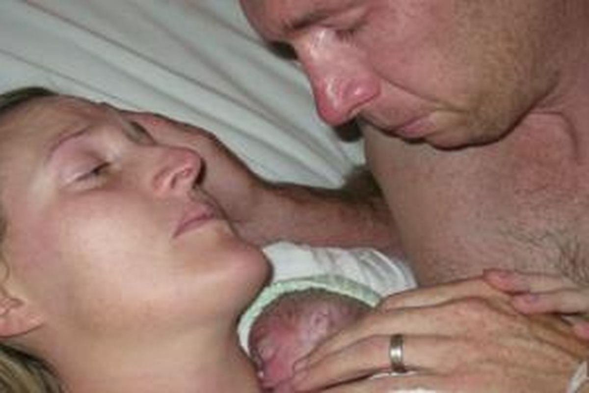 Kate dan David Ogg saat menimang sekaligus mengirimkan panas tubuh mereka pada Jamie, bayi lelaki mereka yang divonis mati oleh dokter. 