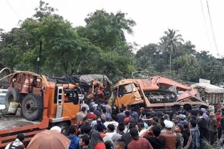 Truk tronton terlibat kecelakaan laga kambing dengan truk di Desa Sumbul Pasar Baru, Kecamatan Sibolangit, Kabupaten Deliserdang, Rabu (10/10/2018) sekitar pukul 02.00 WIB.