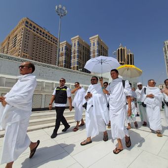 ilustrasi jemaah haji. PPIH Arab Saudi mengimbau calon jemaah haji untuk menjaga kesehatan di tengah cuaca panas dan kepadatan menjelang puncak ibadah haji 2025.