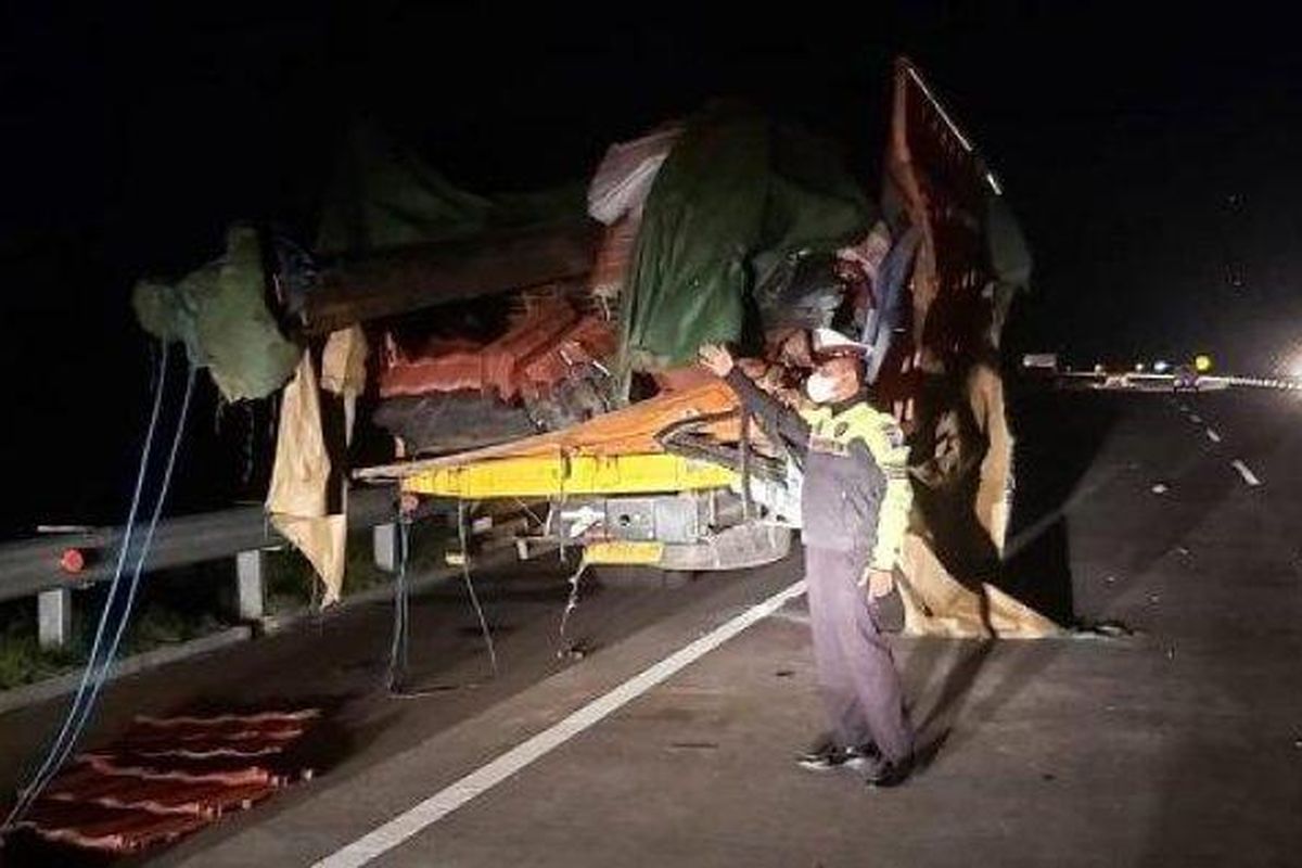 Kondisi truk bernopol P-9974-UR yang ditabrak bus berpenumpang 48 orang di Tol Pasuruan-Probolinggo, KM 816.200/A, Minggu (9/1/2022) dini hari. 